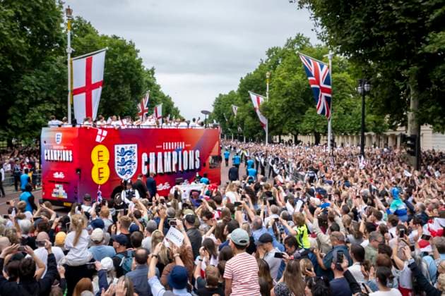 Lionesses Victory Parade The Lionesses Victory Parade passes along the Mall during the England Women s team victory parade on The Mall in London, England. The England Womens team defeated the Spain Womens team on Sunday 27th to retain the UEFA European Women s Championship. UK Newspapers OUT Copyright: xBenjaminxGilbertx FIL-22016-0001