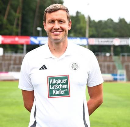 26.07.2025, xmohx, Fussball Regionalliga Suedwest, FC Homburg - Fototermin Saison 2025 26 v.l. Co-Trainer Benjamin Schwarz (Homburg) (DFL DFB REGULATIONS PROHIBIT ANY USE OF PHOTOGRAPHS as IMAGE SEQUENCES and or QUASI-VIDEO) Homburg