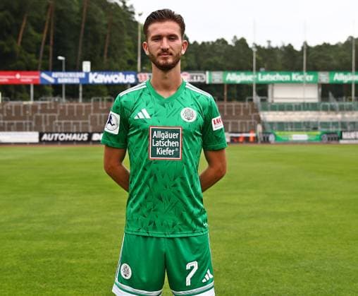 26.07.2025, xmohx, Fussball Regionalliga Suedwest, FC Homburg - Fototermin Saison 2025 26 v.l. Armend Qenaj (Homburg) (DFL DFB REGULATIONS PROHIBIT ANY USE OF PHOTOGRAPHS as IMAGE SEQUENCES and or QUASI-VIDEO) Homburg