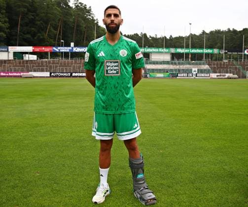 26.07.2025, xmohx, Fussball Regionalliga Suedwest, FC Homburg - Fototermin Saison 2025 26 v.l. Hilal El-Helwe (Homburg, angeschlagen mit einer Verletzung) (DFL DFB REGULATIONS PROHIBIT ANY USE OF PHOTOGRAPHS as IMAGE SEQUENCES and or QUASI-VIDEO) Homburg