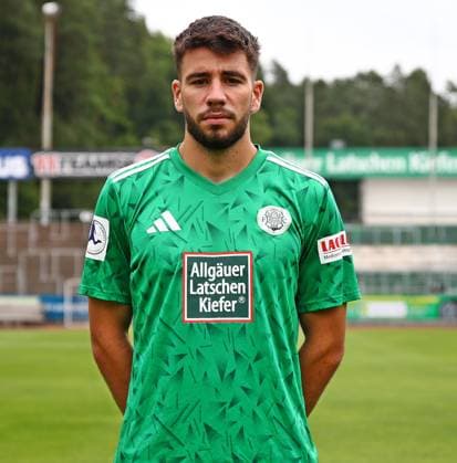 26.07.2025, xmohx, Fussball Regionalliga Suedwest, FC Homburg - Fototermin Saison 2025 26 v.l. Miguel Goncalves (Homburg) (DFL DFB REGULATIONS PROHIBIT ANY USE OF PHOTOGRAPHS as IMAGE SEQUENCES and or QUASI-VIDEO) Homburg