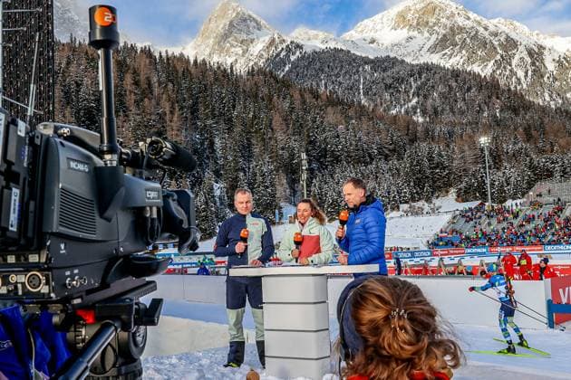 Laura Dahlmeier als ZDF-Expertin beim Biathlon World Cup 2023 Laura Dahlmeier (Mitte) als ZDF-Expertin beim Biathlon World Cup 2023 in Antholz, ZDF-Biathlon-Experte Sven Fischer (links), ZDF-Moderation Alexander Ruda (rechts) Antholz Antholz, Südtirol-Arena, Biathl Trentino-Südtirol Italy *** Laura Dahlmeier as ZDF expert at the Biathlon World Cup 2023 Laura Dahlmeier center as ZDF expert at the Biathlon World Cup 2023 in Antholz, ZDF biathlon expert Sven Fischer left, ZDF presenter Alexander Ruda right Antholz Antholz, Südtirol Arena, Biathl Trentino Südtirol Italy