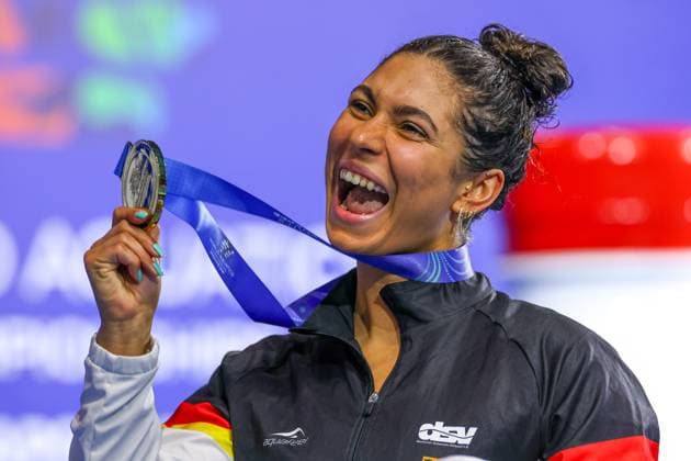 Gold for Anna Elendt of Germany Medal Ceremony Women 100m Breaststroke, Swimming, Singapore 2025 World Aquatics Championships, WCH Arena, July 29, 2025, Singapore, Singapore.