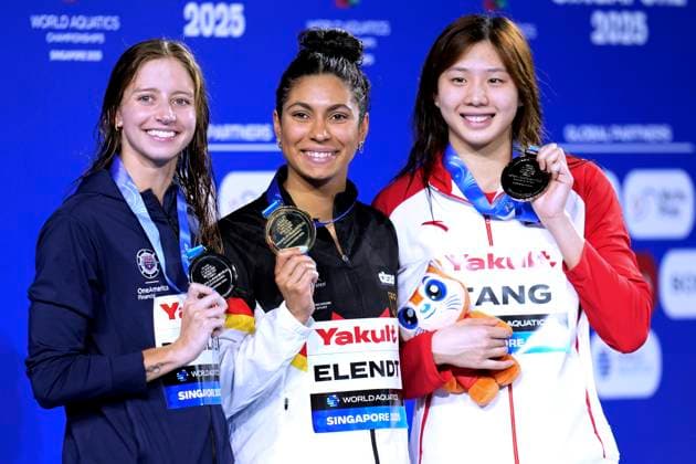 ELENDT Anna Team GER Weltmeisterin Siegerehrung 100m Brustschwimmen der Frauen Schwimmweltmeisterschaften 2025 in Singapur am 29.07.2025 in Singapur *** ELENDT Anna Team GER World Champion Award ceremony 100m breaststroke of the Womens Swimming World Championships 2025 in Singapore on 29 07 2025 in Singapore Copyright: xLacixPerenyix