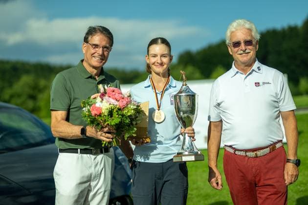Emma Lucy Schulz-Hanßen (GC St. Leon-Rot), gewinnt, es ehren Michael Marbler (Praesident BWGV), Siegfried Drost (Praesiden GC Reischenhof), GER, 15. BWGV-INTERNATIONAL MATCHPLAY-TROPHY, Golf, Maedchen und Jungen, imt Golf, 26.-29.07.2025, GER, 15. BWGV-INTERNATIONAL MATCHPLAY-TROPHY, Golf, Maedchen und Jungen, imt Golf, 26.-29.07.2025 Wain Copyright: xEibner-Pressefotox EP_SWA