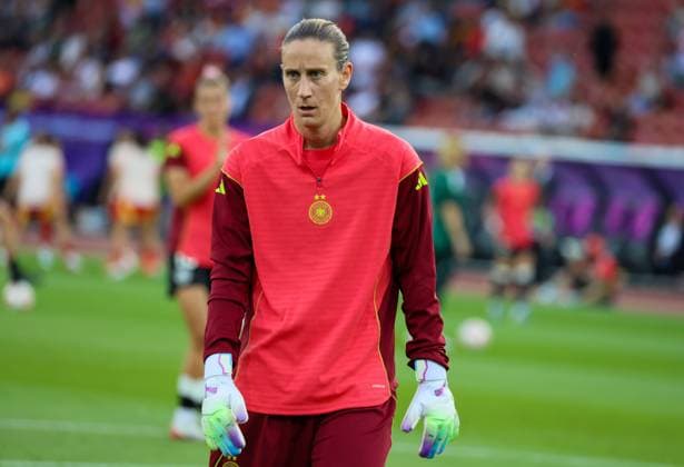 Zürich, Schweiz 23. Juli 2025: UEFA - Euro 2025 Woman - Halbfinale - Deutschland vs. Spanien Im Bild: Torhüterin Ann-Katrin Berger (Deutschland) beim Warm-Up vor dem Halbfinalspiel der WEURO 2025 gegen Spanien in Zürich. Stadion Letzigrund Copyright: xFotostandx xFantinix