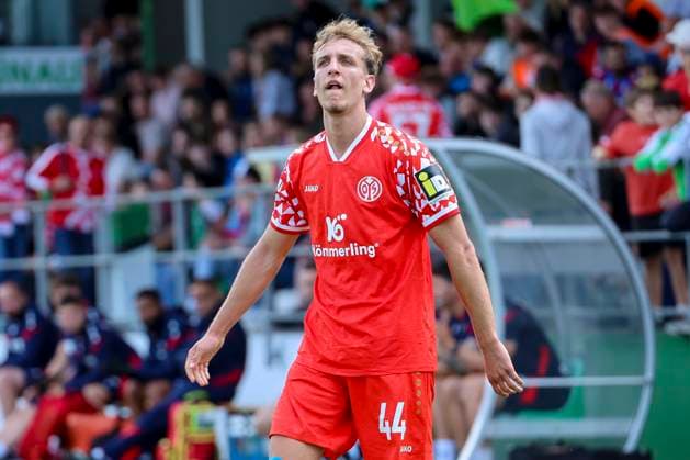 Nelson Weiper (1. FSV Mainz 05) schaut enttaeuscht, Pre-Season Friendly, 1. FSV Mainz 05 vs Crystal Palace, Rasenplatz am 29. July 2025 in Wals, Österreich. (Foto von Marco Steinbrenner DeFodi Images) Nelson Weiper (1. FSV Mainz 05) looks dejected, Pre-Season Friendly, 1. FSV Mainz 05 vs Crystal Palace, Grass pitch, July 29, 2025 in Wals, Austria. (Photo by Marco Steinbrenner DeFodi Images) *** Nelson Weiper 1 FSV Mainz 05 looks disappointed, Pre Season Friendly, 1 FSV Mainz 05 vs Crystal Palace, Grass pitch, July 29, 2025 in Wals, Austria Photo by Marco Steinbrenner DeFodi Images Nelson Weiper 1 FSV Mainz 05 looks disappointed, Pre Season Friendly, 1 FSV Mainz 05 vs Crystal Palace, Grass pitch, July 29, 2025 in Wals, Austria Photo by Marco Steinbrenner DeFodi Images