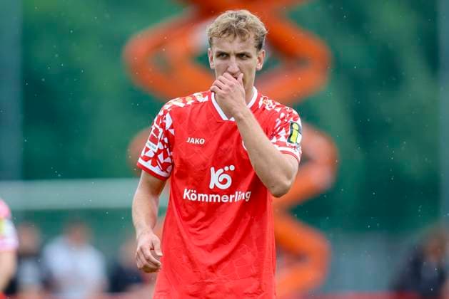 Nelson Weiper (1. FSV Mainz 05) schaut enttaeuscht, Pre-Season Friendly, 1. FSV Mainz 05 vs Crystal Palace, Rasenplatz am 29. July 2025 in Wals, Österreich. (Foto von Marco Steinbrenner DeFodi Images) Nelson Weiper (1. FSV Mainz 05) looks dejected, Pre-Season Friendly, 1. FSV Mainz 05 vs Crystal Palace, Grass pitch, July 29, 2025 in Wals, Austria. (Photo by Marco Steinbrenner DeFodi Images) *** Nelson Weiper 1 FSV Mainz 05 looks disappointed, Pre Season Friendly, 1 FSV Mainz 05 vs Crystal Palace, Grass pitch, July 29, 2025 in Wals, Austria Photo by Marco Steinbrenner DeFodi Images Nelson Weiper 1 FSV Mainz 05 looks disappointed, Pre Season Friendly, 1 FSV Mainz 05 vs Crystal Palace, Grass pitch, July 29, 2025 in Wals, Austria Photo by Marco Steinbrenner DeFodi Images