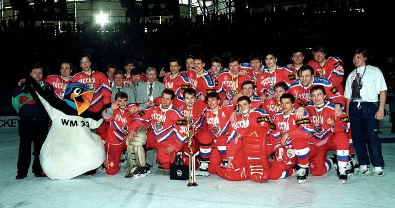 historiskebilder DORTMUND TYSKLAND 19930502 A-VM i ishockey. Finale Russland Sverige 3-1. Russlands forste seier i ish historiskebilder DORTMUND TYSKLAND 19930502 A-VM i ishockey. Finale Russland Sverige 3-1. Russlands forste seier i ishockey-VM. Sovjet har tidligere vunnet 2 ganger. Laget jubler over seieren, sammen med VM-maskoten. Foto. Calle Törnström NTB NTB DORTMUND TYSKLAND GERMANY EDITORIAL USE ONLY Ref:_SPOohgdmw-cgrM.jpg *** historical images DORTMUND GERMANY 19930502 A World Cup in Ice hockey, Eishockey Final Russia Sweden 3 1 Russias first victory in ice hockey World Cup The Soviet Union has previously won 2 times The team celebrates the victory, together with the World Cup mascot Photo Calle Törnström NTB NTB DORTMUND GERMANY EDITORIAL USE ONLY  EDITORIAL USE ONLY. RESTRICTED USE FOR BETTING COMPANIES Ref:0240235008st.jpg *** historical images DORTMUND GERMANY 19930502 A Ice Hockey World Championship Final Russia Sweden 3 1 Russias first victory in ice hockey historical images DORTMUND GERMANY 19930502 A Ice Hockey World Championship Final Russia Sweden 3 1 Russias first victory in ice hockey World Championship The Soviets have previously won 2 times The team celebrates the victory, together with the World Cup mascot Photo Calle Törnström NTB NTB DORTMUND GERMANY EDITORIAL USE ONLY Ref SPOohgdmw cgrM jpg historical images DORTMUND GERMANY 19930502 A World Cup in ice hockey Final Russia Sweden 3 1 Russias first victory in ice hockey World Cup The Soviet Union has previously won 2 times The team celebrates the victory, together with the World Cup mascot Photo Calle Törnström NTB NTB DORTMUND GERMANY EDITORIAL USE ONLY  EDITORIAL USE ONLY RESTRICTED USE FOR BETTING COMPANIES  Copyright: xIMAGO NTBx