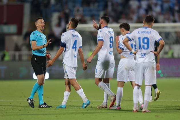 Champions league qualifying FC Drita vs FC Copenhagen in Pristina, Kosovo Players of Drita react to Miguel Nogueira referee of Portugal during the champions league second qualifying round leg 2 match between FC Drita and FC Copenhagen, in Pristina, Kosovo on July 29, 2025. Pristina Kosovo, Republic Of Copyright: xMatrixxImages ValdrinxXhemajx 