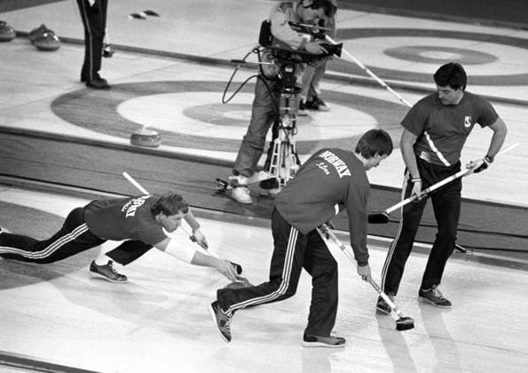 HISTORISKEBILDER Calgary, Canada 198802: OL CALGARY 1988. Curling, menn (demonstrasjonsgren). Norge vinner curlingfinale HISTORISKEBILDER Calgary, Canada 198802: OL CALGARY 1988. Curling, menn demonstrasjonsgren. Norge vinner curlingfinalen, og slar Sveits 10-2 den 21. februar 1988. Pa bildet setter Bo Bakke en sten i finalekampen. Ellers pa laget var skip Eigil Ramsfjell, Sjur Loen med ryggen til og Morten Sogard. - - Curlingens hjemland er egentlig Skottland, men sporten har storst utbredelse i Canada. Norges skip Eigil Ramsfjell var hett pressestoff i Canada. For finalekampen ble han presentert med en halvside i Calgary Sun under overskriften: Na er det ingen som ler av curling lenger ref: NTB tekst. FOTO: Henrik Laurvik CALGARY CANADA EDITORIAL USE ONLY Ref:_SPOIRUckgY2JcY.jpg *** HISTORICAL PHOTOS Calgary, Canada 198802 OL CALGARY 1988 Cu  EDITORIAL USE ONLY. RESTRICTED USE FOR BETTING COMPANIES Ref:_SPO0240180449st.jpg *** HISTORICAL PHOTOS Calgary, Canada 198802 CALGARY 1988 Olympic Games Mens curling demonstration Norway wins curling final HISTORICAL PHOTOS Calgary, Canada 198802 CALGARY 1988 Olympic Games Mens curling demonstration Norway wins curling final, beating Switzerland 10 2 on February 21, 1988 In the photo, Bo Bakke sets a stone in the final match Other members of the team were skip Eigil Ramsfjell, Sjur Loen with his back turned and Morten Sogard Curlings homeland is actually Scotland, Norways skip Eigil Ramsfjell was hot news in Canada For the final match, he was presented with a half-page in the Calgary Sun under the headline Now nobody laughs at curling anymore ref NTB text PHOTO Henrik Laurvik CALGARY CANADA EDITORIAL USE ONLY Ref SPOIRUckgY2JcY jpg HISTORICAL PHOTOS Calgary, Canada 198802 OL CALGARY 1988 Cu  EDITORIAL USE ONLY RESTRICTED USE FOR BETTING COMPANIES  Copyright: xIMAGO NTBx