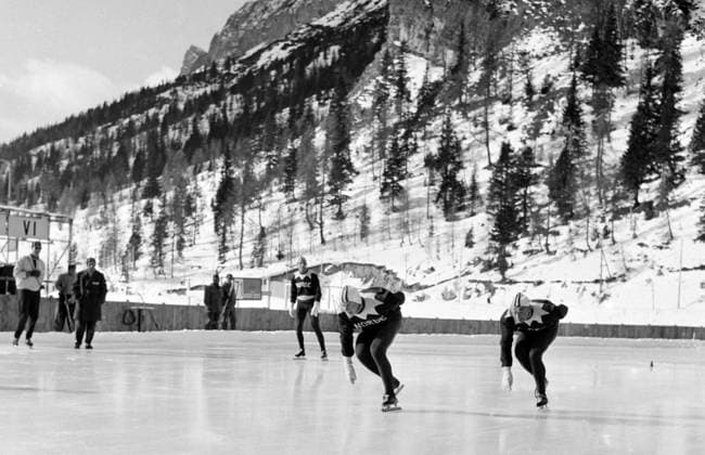 historiskebilder CORTINA, ITALIA OL i Cortina 1956. Hurtiglop pa skoyter. Knut Johannesen (foran) og Hjalmar Andersen tr historiskebilder CORTINA, ITALIA OL i Cortina 1956. Hurtiglop pa skoyter. Knut Johannesen foran og Hjalmar Andersen trener pa OL banen pa Misurina-sjoen ved Cortina. Skoytebanen var malt opp ute pa Misurina-sjoen, men for at isen ikke skulle skru og bli ujevn, var den skaret los og la og flot som et gigantisk isflak pa sjoen. Av og til gikk noen i raka Foto: NTB NTB CORTINA ITALIA EDITORIAL USE ONLY Ref:_SPOHWdXghfDPtc.jpg *** historical photos CORTINA, ITALY Olympics in Cortina 1956 Speed skating, Eisschnelllauf on ice skates Knut Johannesen in front and Hjalmar Andersen coaches at the Olympics track on the Misurina lake at Cortina The skating rink was painted outside on the Misurina lake, but to prevent the ice from twisting and b  EDITORIAL USE ONLY. RESTRICTED USE FOR BETTING COMPANIES Ref:0240138688st.jpg *** historical images CORTINA, ITALY 1956 Cortina Olympics Speed skater Knut Johannesen in front and Hjalmar Andersen training historical images CORTINA, ITALY 1956 Cortina Olympics Speed skater Knut Johannesen in front and Hjalmar Andersen training on the Olympic track on Lake Misurina near Cortina The track was painted on Lake Misurina, but to prevent the ice from twisting and becoming uneven, it was cut loose and left floating as a giant ice floe on the lake Occasionally, someone fell into the rocks Photo NTB NTB CORTINA ITALIA EDITORIAL USE ONLY Ref SPOHWdXghfDPtc jpg historical photos CORTINA, ITALY Olympics in Cortina 1956 Speed skating on ice skates Knut Johannesen in front and Hjalmar Andersen coaches at the Olympics track on the Misurina lake at Cortina The skating rink was painted outside on the Misurina lake, but to prevent the ice from twisting and b  EDITORIAL USE ONLY RESTRICTED USE FOR BETTING COMPANIES  Copyright: xIMAGO NTBx