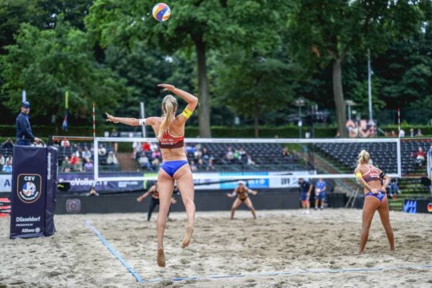 Beachvolleyball I Europameisterschaft 2025 I Gruppenphase I 30.07.2025 Mila Konink (Niederlande) beim Aufschlag Düsseldorf Rochusclub Düsseldorfer Tennisclub e.V. Deutschland Copyright: xLobeca JasperxLorenzx