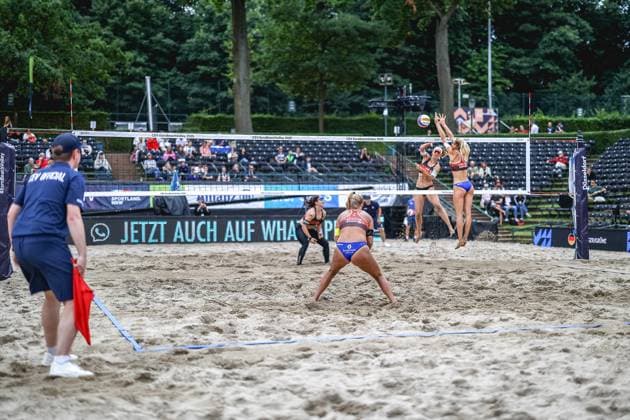 Beachvolleyball I Europameisterschaft 2025 I Gruppenphase I 30.07.2025 RaÃ¯sa Schoon (Niederlande) steht in der Abwehr bereit während Sandra Ittlinger (Deutschland) angreift und Mila Konink (Niederlande) versucht den Ball zu blocken Düsseldorf Rochusclub Düsseldorfer Tennisclub e.V. Deutschland Copyright: xLobeca JasperxLorenzx
