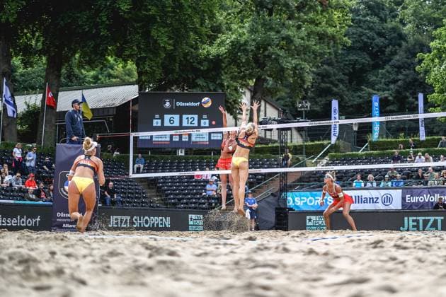 Beachvolleyball I Europameisterschaft 2025 I Gruppenphase I 30.07.2025 Aine Raupelyte (Litauen) im Angriff gegen den Block von Louisa Lippmann (Deutschland) Düsseldorf Rochusclub Düsseldorfer Tennisclub e.V. Deutschland Copyright: xLobeca JasperxLorenzx