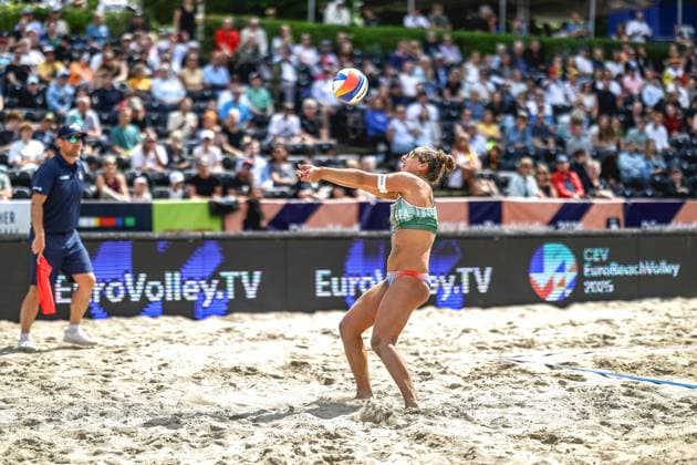Beachvolleyball I Europameisterschaft 2025 I Gruppenphase I 30.07.2025 Claudia Scampoli (Italien) baggert den Ball hinter dem eigenen Feld Düsseldorf Rochusclub Düsseldorfer Tennisclub e.V. Deutschland Copyright: xLobeca JasperxLorenzx