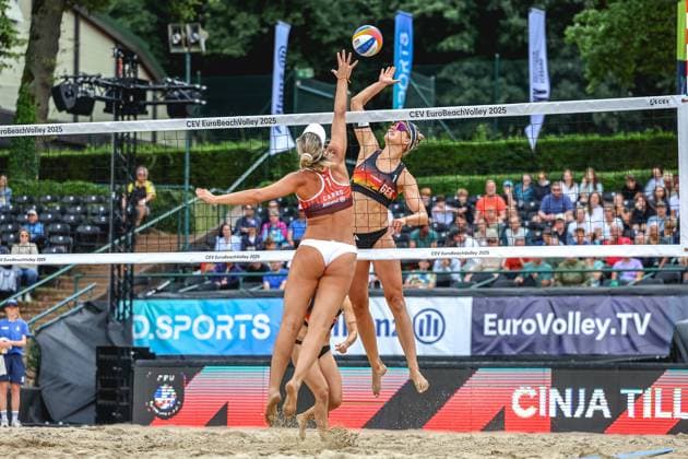 Beachvolleyball I Europameisterschaft 2025 I Gruppenphase I 30.07.2025 Maria BelÃ n Carro Marquez de Acuna (Spanien) springt mit einer Hand zum Block gegen den Angriff von Svenja Müller (Deutschland) Düsseldorf Rochusclub Düsseldorfer Tennisclub e.V. Deutschland Copyright: xLobeca JasperxLorenzx