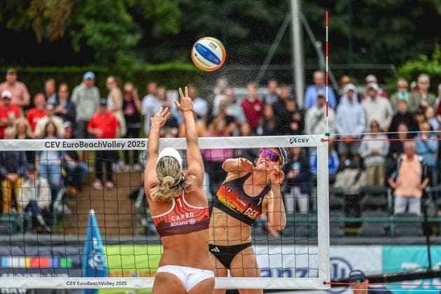 Beachvolleyball I Europameisterschaft 2025 I Gruppenphase I 30.07.2025 Maria BelÃ n Carro Marquez de Acuna (Spanien) kann den Angriff von Svenja Müller (Deutschland) nicht blocken Düsseldorf Rochusclub Düsseldorfer Tennisclub e.V. Deutschland Copyright: xLobeca JasperxLorenzx