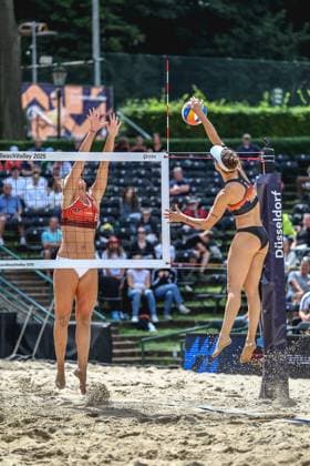 Beachvolleyball I Europameisterschaft 2025 I Gruppenphase I 30.07.2025 Maria BelÃ n Carro Marquez de Acuna (Spanien) springt zum Block gegen den Angriff von Cinja Tillmann (Deutschland) Düsseldorf Rochusclub Düsseldorfer Tennisclub e.V. Deutschland Copyright: xLobeca JasperxLorenzx