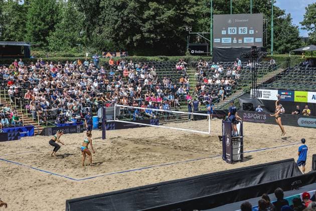 Beachvolleyball I Europameisterschaft 2025 I Gruppenphase I 30.07.2025 Hanna-Marie Schieder (Deutschland) beim Aufschlag auf dem Center Court Düsseldorf Rochusclub Düsseldorfer Tennisclub e.V. Deutschland Copyright: xLobeca JasperxLorenzx