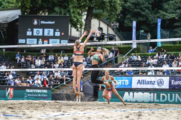 Beachvolleyball I Europameisterschaft 2025 I Gruppenphase I 30.07.2025 Hanna-Marie Schieder (Deutschland) springt zum Block gegen dem Angriff von Giada Bianchi (Italien) Düsseldorf Rochusclub Düsseldorfer Tennisclub e.V. Deutschland Copyright: xLobeca JasperxLorenzx
