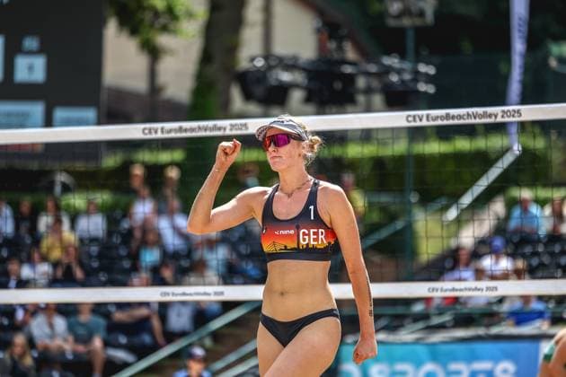 Beachvolleyball I Europameisterschaft 2025 I Gruppenphase I 30.07.2025 Hanna-Marie Schieder (Deutschland) jubelt mit geballter Faust Düsseldorf Rochusclub Düsseldorfer Tennisclub e.V. Deutschland Copyright: xLobeca JasperxLorenzx