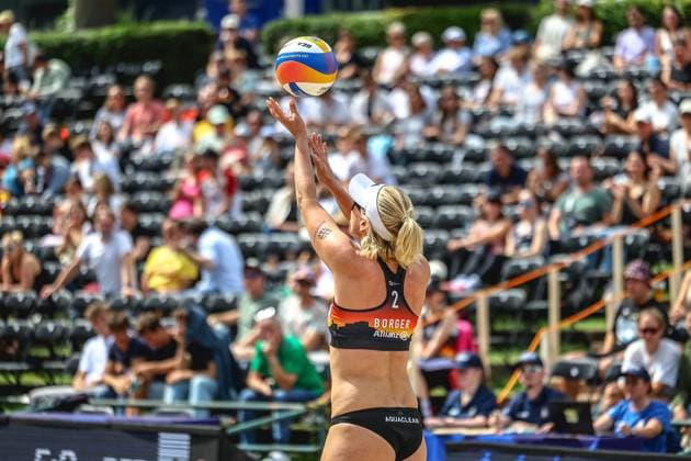 Beachvolleyball I Europameisterschaft 2025 I Gruppenphase I 30.07.2025 Karla Borger (Deutschland) wirft sich den Ball zum Aufschlag an Düsseldorf Rochusclub Düsseldorfer Tennisclub e.V. Deutschland Copyright: xLobeca JasperxLorenzx