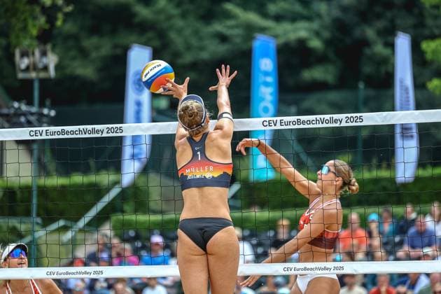 Beachvolleyball I Europameisterschaft 2025 I Gruppenphase I 30.07.2025 Svenja Müller (Deutschland) berührt beim Block den Angriffsball von Marta Carro Marquez de Acuna (Spanien) Düsseldorf Rochusclub Düsseldorfer Tennisclub e.V. Deutschland Copyright: xLobeca JasperxLorenzx