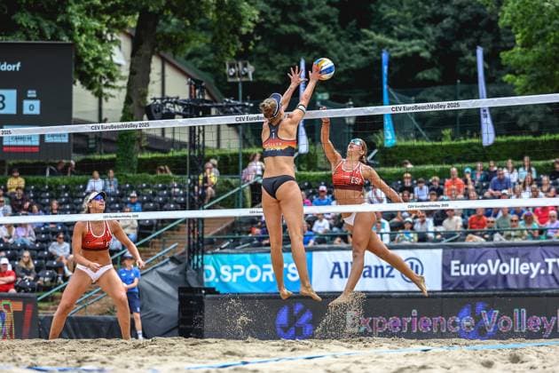 Beachvolleyball I Europameisterschaft 2025 I Gruppenphase I 30.07.2025 Maria BelÃ n Carro Marquez de Acuna (Spanien) beobachtet wie Svenja Müller (Deutschland) den Ball von Marta Carro Marquez de Acuna (Spanien) blockt Düsseldorf Rochusclub Düsseldorfer Tennisclub e.V. Deutschland Copyright: xLobeca JasperxLorenzx