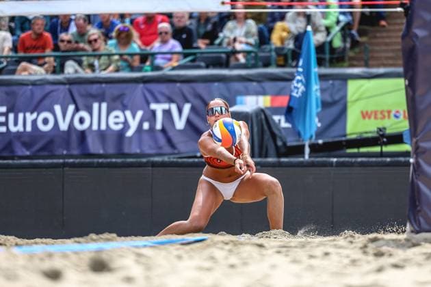 Beachvolleyball I Europameisterschaft 2025 I Gruppenphase I 30.07.2025 Marta Carro Marquez de Acuna (Spanien) baggert den Ball an Düsseldorf Rochusclub Düsseldorfer Tennisclub e.V. Deutschland Copyright: xLobeca JasperxLorenzx