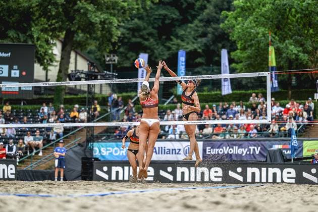 Beachvolleyball I Europameisterschaft 2025 I Gruppenphase I 30.07.2025 Maria BelÃ n Carro Marquez de Acuna (Spanien) beim Blockversuch gegen den Angriff von Svenja Müller (Deutschland) Düsseldorf Rochusclub Düsseldorfer Tennisclub e.V. Deutschland Copyright: xLobeca JasperxLorenzx