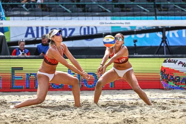 Beachvolleyball I Europameisterschaft 2025 I Gruppenphase I 30.07.2025 Maria BelÃ n Carro Marquez de Acuna (Spanien) und Marta Carro Marquez de Acuna (Spanien) sind sich bei der Annahme nicht einig wer den Ball nimmt Düsseldorf Rochusclub Düsseldorfer Tennisclub e.V. Deutschland Copyright: xLobeca JasperxLorenzx