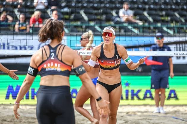 Beachvolleyball I Europameisterschaft 2025 I Gruppenphase I 30.07.2025 Anna-Lena Grüne (Deutschland) und Sandra Ittlinger (Deutschland) jubeln gemeinsam Düsseldorf Rochusclub Düsseldorfer Tennisclub e.V. Deutschland Copyright: xLobeca JasperxLorenzx