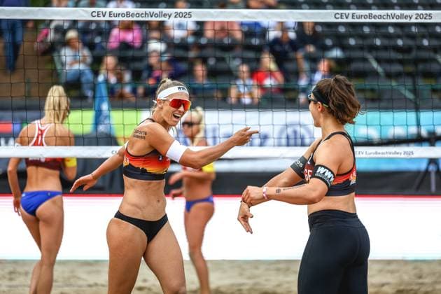 Beachvolleyball I Europameisterschaft 2025 I Gruppenphase I 30.07.2025 Sandra Ittlinger (Deutschland) freut sich euphorisch über einen Punkt und klatscht sich mit Anna-Lena Grüne (Deutschland) ab Düsseldorf Rochusclub Düsseldorfer Tennisclub e.V. Deutschland Copyright: xLobeca JasperxLorenzx