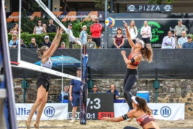 Beachvolleyball I Europameisterschaft 2025 I Gruppenphase I 30.07.2025 Julia Radelczuk (Polen) im Block gegen den Angriff von Anouk VergÃ -DÃ prÃ (Schweiz) Düsseldorf Rochusclub Düsseldorfer Tennisclub e.V. Deutschland Copyright: xLobeca JasperxLorenzx