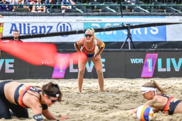 Beachvolleyball I Europameisterschaft 2025 I Gruppenphase I 30.07.2025 RaÃ¯sa Schoon (Niederlande) jubelt über einen Punkt während Anna-Lena Grüne (Deutschland) und Sandra Ittlinger (Deutschland) im Vordergrund auf dem Boden liegen Düsseldorf Rochusclub Düsseldorfer Tennisclub e.V. Deutschland Copyright: xLobeca JasperxLorenzx