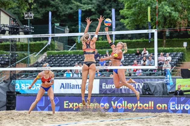 Beachvolleyball I Europameisterschaft 2025 I Gruppenphase I 30.07.2025 Sandra Ittlinger (Deutschland) springt zum Block gegen den Angriff von RaÃ¯sa Schoon (Niederlande) Düsseldorf Rochusclub Düsseldorfer Tennisclub e.V. Deutschland Copyright: xLobeca JasperxLorenzx