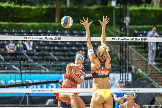 Beachvolleyball I Europameisterschaft 2025 I Gruppenphase I 30.07.2025 Monika Paulikiene (Litauen) schlägt den Ball am Block von Louisa Lippmann (Deutschland) vorbei Düsseldorf Rochusclub Düsseldorfer Tennisclub e.V. Deutschland Copyright: xLobeca JasperxLorenzx