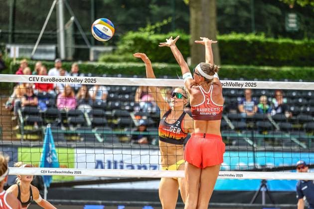 Beachvolleyball I Europameisterschaft 2025 I Gruppenphase I 30.07.2025 Louisa Lippmann (Deutschland) schlägt den Ball am Block von Aine Raupelyte (Litauen) vorbei Düsseldorf Rochusclub Düsseldorfer Tennisclub e.V. Deutschland Copyright: xLobeca JasperxLorenzx