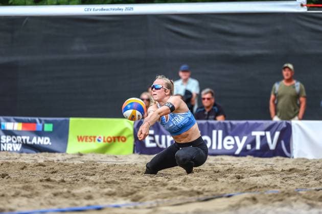 Beachvolleyball I Europameisterschaft 2025 I Gruppenphase I 30.07.2025 LÃ zana Placette (Frankreich) baggert den Ball Düsseldorf Rochusclub Düsseldorfer Tennisclub e.V. Deutschland Copyright: xLobeca JasperxLorenzx
