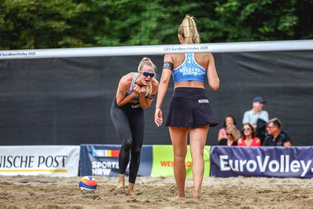 Beachvolleyball I Europameisterschaft 2025 I Gruppenphase I 30.07.2025 LÃ zana Placette (Frankreich) jubelt mit geballten Fäusten zusammen mit Alexia Richard (Frankreich) Düsseldorf Rochusclub Düsseldorfer Tennisclub e.V. Deutschland Copyright: xLobeca JasperxLorenzx