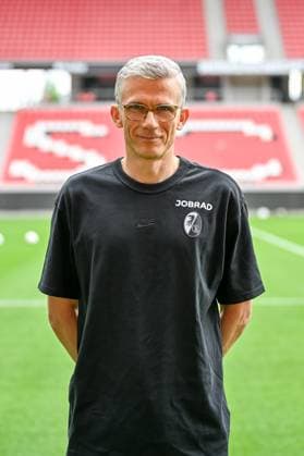 Prof. Dr. Torben Pottgiesser (SC Freiburg, Mannschaftsarzt) GER, SC Freiburg, Fussball, 1. BL, Portraettermin 2025 2026, 30.07.2025 GER, SC Freiburg, Fussball, 1. BL, Portraettermin 2025 2026, 30.07.2025 Freiburg Copyright: xEibner-Pressefoto ThomasxHessx EP_THS