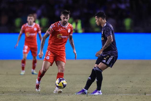 UEFA Champions League Second Qualifying Round Second Leg, Tofiq Bahramov Republican Stadium, Baku, Azerbaijan 30 7 2025 Qarabag vs Shelbourne Shelbourne™s Ellis Chapman in action with Qarabag™s Matheus Silva Ellis Chapman in action with Matheus Silva 30 7 2025  Copyright: x INPHO AleksandarxDjorovicx AS4A2544