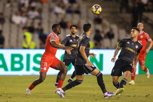 UEFA Champions League Second Qualifying Round Second Leg, Tofiq Bahramov Republican Stadium, Baku, Azerbaijan 30 7 2025 Qarabag vs Shelbourne Shelbourne™s Mipo Odubeko in action with Qarabag™s Matheus Silva and Pedro Bicalho Mipo Odubeko in action with Matheus Silva and Pedro Bicalho 30 7 2025  Copyright: x INPHO AleksandarxDjorovicx AS4A2555