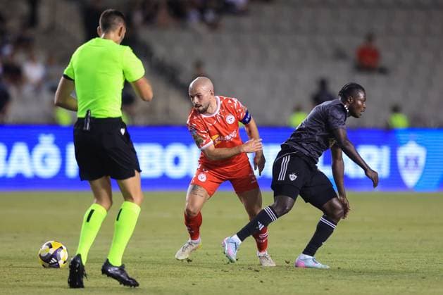 UEFA Champions League Second Qualifying Round Second Leg, Tofiq Bahramov Republican Stadium, Baku, Azerbaijan 30 7 2025 Qarabag vs Shelbourne Shelbourne™s Mark Coyle in action with Qarabag™s Emmanuel Addai Mark Coyle in action with Emmanuel Addai 30 7 2025  Copyright: x INPHO AleksandarxDjorovicx AS4A2568