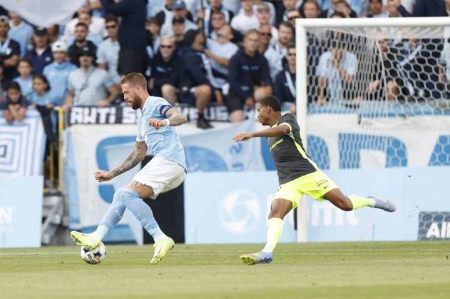 MALMÖ, SVERIGE 20250730 Malmös Pontus Jansson och RFS DÃ¢vis Ikaunieks under onsdagens fotbollsmatch, andra kvalomgangen till Champions League, mellan Sveriges Malmö FF och Lettlands RFS pa Eleda Stadion, Nya Malmö Stadion, i Malmö 30 juli 2025. MALMÖ SVERIGE x10600x
