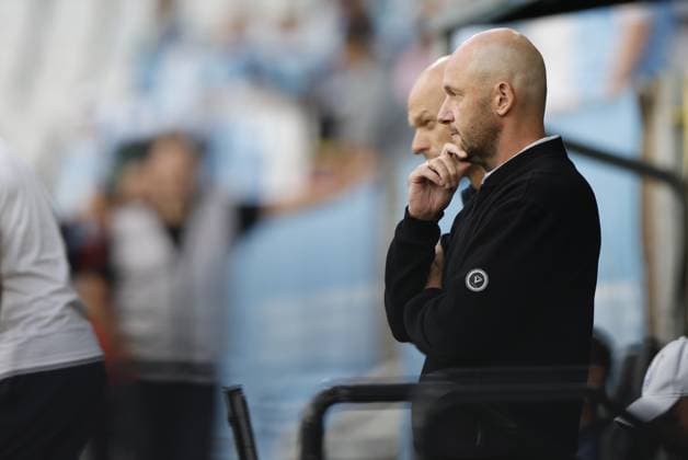 MALMÖ, SVERIGE 20250730 RFS tränare Viktors Morozs under onsdagens fotbollsmatch, andra kvalomgangen till Champions League, mellan Sveriges Malmö FF och Lettlands RFS pa Eleda Stadion, Nya Malmö Stadion, i Malmö 30 juli 2025. MALMÖ SVERIGE x10600x