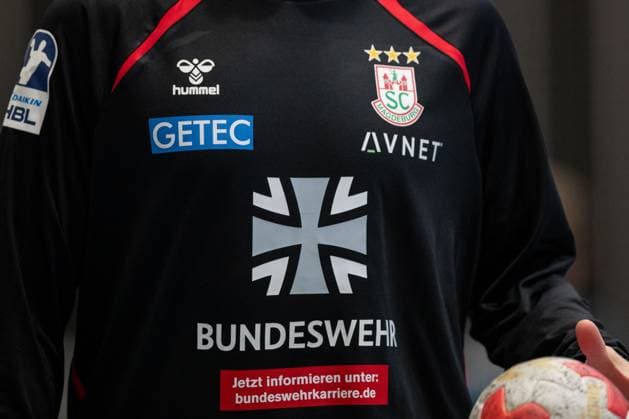 30.07.2025, xtgx, Handball, Testspiel, SC Magdeburg - Fredericia Handboldklub v.l. SC Magdeburg wirbt auf den Aufwärmtrikots für die Bundeswehr. Symbolfoto, Symbolbild, Werbung, Sponsor, Bundeswehr, Armee, Militär Ilsenburg