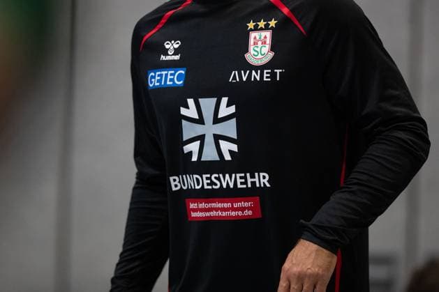 30.07.2025, xtgx, Handball, Testspiel, SC Magdeburg - Fredericia Handboldklub v.l. SC Magdeburg wirbt auf den Aufwärmtrikots für die Bundeswehr. Symbolfoto, Symbolbild, Werbung, Sponsor, Bundeswehr, Armee, Militär Ilsenburg