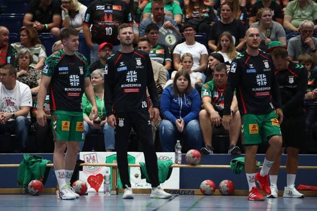 30.07.2025, xtgx, Handball, Testspiel, SC Magdeburg - Fredericia Handboldklub v.l. Elvar Orn Jonsson (Magdeburg, 19), Philipp Weber (Magdeburg, 20), Christian O Sullivan (Magdeburg, 24) SC Magdeburg wirbt auf den Aufwärmtrikots für die Bundeswehr. Symbolfoto, Symbolbild, Werbung, Sponsor, Bundeswehr, Armee, Militär Ilsenburg